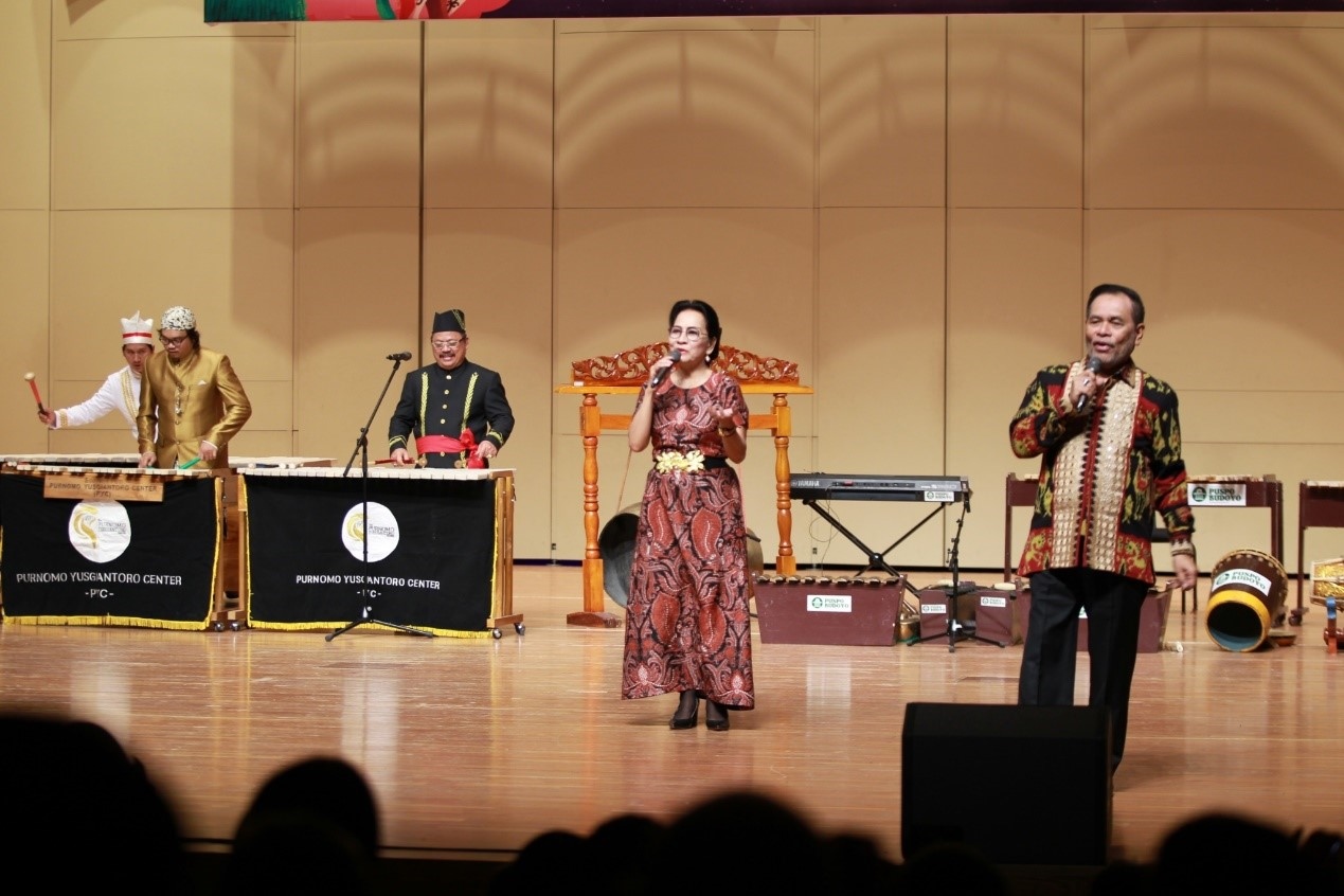 印尼駐華大使周浩黎及夫人艾茜薇演唱中文歌曲《月亮代表我的心》。印尼駐華大使館供圖