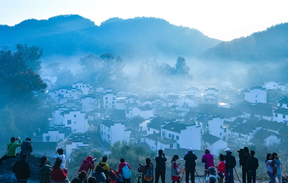 游客在婺源縣石城村游玩（2019年11月8日攝）。