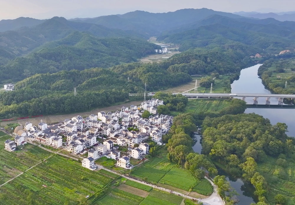 俯瞰婺源縣王村石門自然村（2023年10月11日攝）。