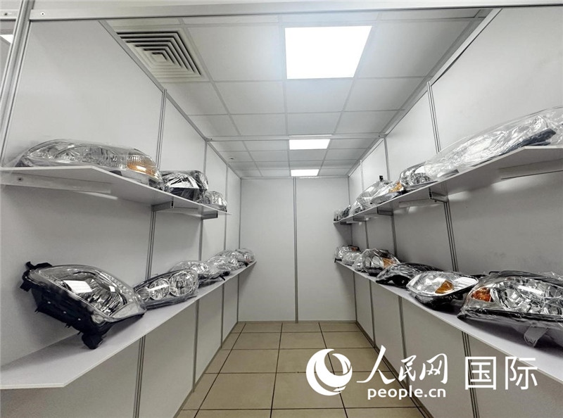 在位于莫斯科格林伍德國(guó)際貿(mào)易中心的浙江寧波優(yōu)質(zhì)商品展銷中心內(nèi)，展示著來(lái)自浙江寧波慈溪市的汽車配件樣品。人民網(wǎng)記者 申佳平攝