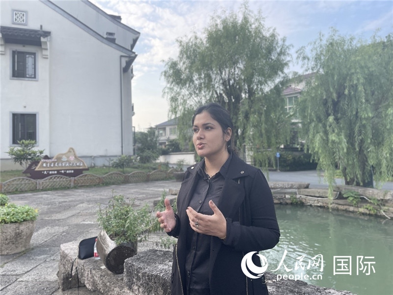 孟加拉國Channel 24電視頻道主持人伊斯拉特·阿敏在安吉接受記者采訪。人民網(wǎng)記者 張榮攝
