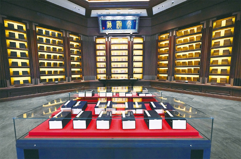 建設(shè)中國(guó)國(guó)家版本館，是以習(xí)近平同志為核心的黨中央作出的重大決策，是文明大國(guó)建設(shè)的基礎(chǔ)工程，是功在當(dāng)代、利在千秋的標(biāo)志性文化工程，充分體現(xiàn)了我們黨傳承發(fā)展中華文化的高度自覺(jué)、汲取歷史智慧更好走向未來(lái)的歷史主動(dòng)。圖為2023年5月拍攝的中國(guó)國(guó)家版本館中央總館文瀚廳。 新華社發(fā)