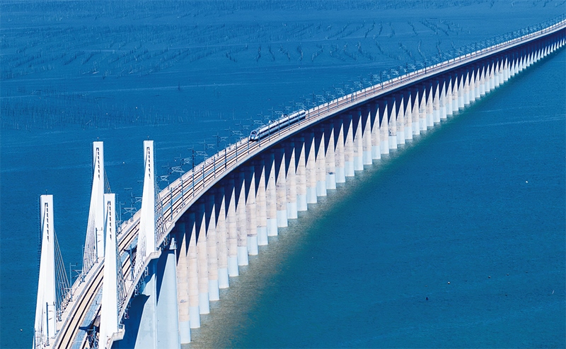 2023年9月28日，中國(guó)首條時(shí)速350公里跨海高鐵——福廈高鐵正式開(kāi)通運(yùn)營(yíng)。圖為一列運(yùn)行試驗(yàn)車(chē)組駛過(guò)福廈高鐵湄洲灣跨海大橋（9月19日攝，無(wú)人機(jī)照片）。 新華社記者 魏培全/攝