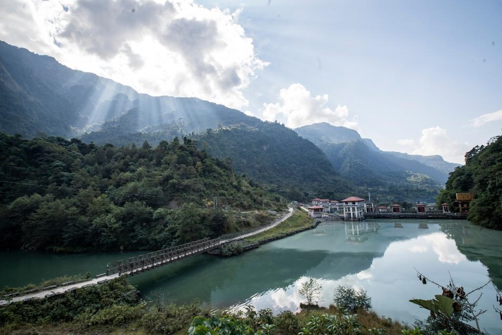 這是2022年11月8日拍攝的尼泊爾上馬相迪A水電站大壩。上馬相迪A水電站位于尼泊爾西部勒姆宗縣，2013年1月開(kāi)工建設(shè)，2017年1月1日投入商業(yè)運(yùn)營(yíng)。該水電站投入運(yùn)營(yíng)以來(lái)，極大緩解了尼泊爾電力緊缺局面。新華社發(fā)（哈里·馬哈爾詹 攝）