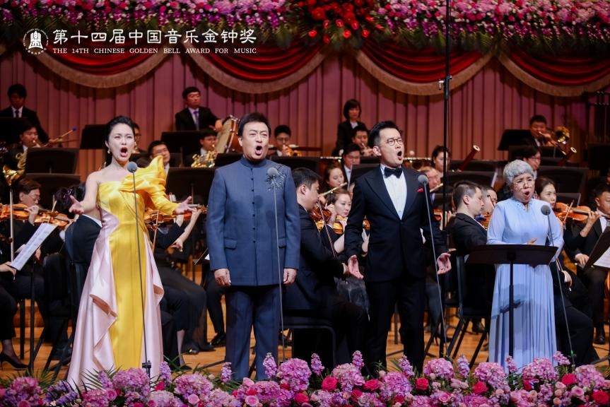 龔爽（左一）、呂繼宏（左二）、石倚潔（右二）、迪里拜爾（右一）四位藝術(shù)家領(lǐng)唱《領(lǐng)航》。主辦方供圖