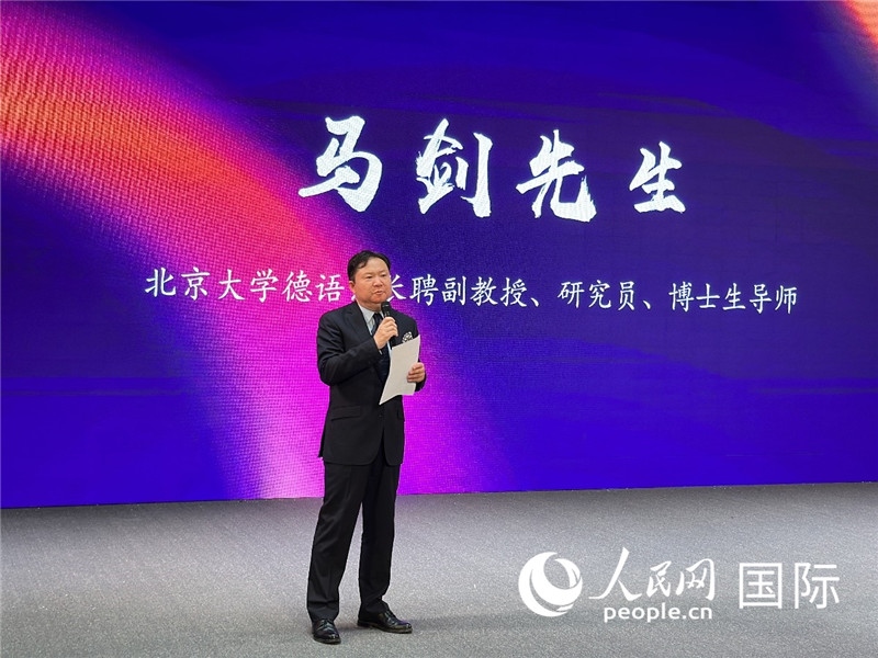 北京大學(xué)德語系長聘副教授馬劍點評學(xué)生表現(xiàn)。（攝影：張麗鷗）