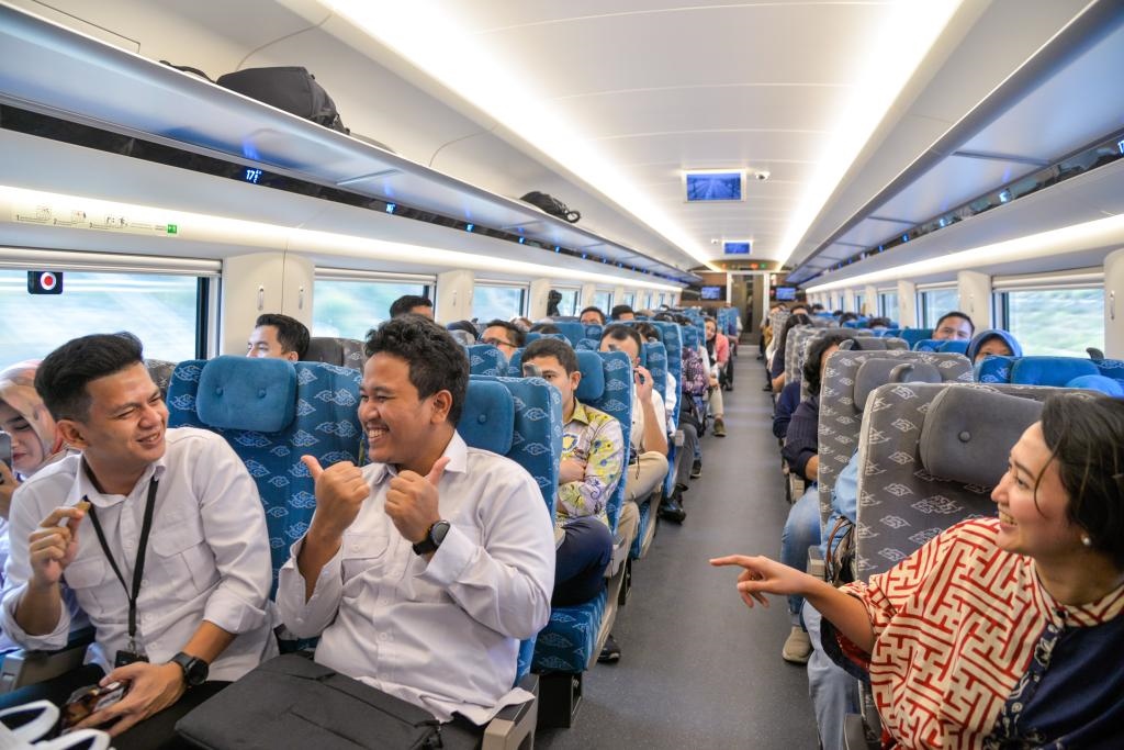 10月17日，乘客在行駛中的雅萬高鐵高速動車組列車車廂內交談。