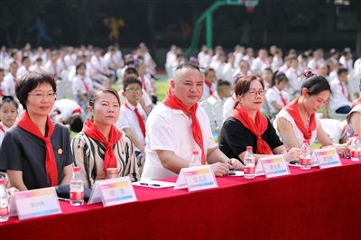 圖②：全國(guó)人大代表與朵力小學(xué)學(xué)生一起聽課。