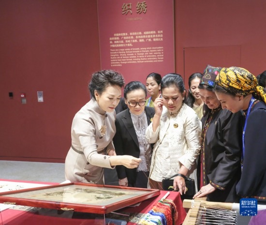  10月18日上午，國(guó)家主席習(xí)近平夫人彭麗媛邀請(qǐng)出席第三屆“一帶一路”國(guó)際合作高峰論壇的外方領(lǐng)導(dǎo)人夫人參觀中國(guó)工藝美術(shù)館（中國(guó)非物質(zhì)文化遺產(chǎn)館）。這是彭麗媛同外方領(lǐng)導(dǎo)人夫人觀看刺繡。新華社記者 殷博古 攝