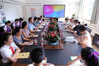 圖⑤：法治宣講結(jié)束后，重慶五中院組織召開座談會(huì)，聽取人大代表和朵力小學(xué)教師、家長(zhǎng)代表對(duì)法院未成年人保護(hù)工作的意見建議。