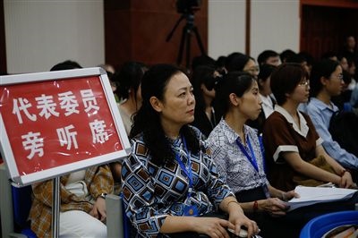 圖④：重慶五中院在西南政法大學(xué)開庭審理一起執(zhí)行異議之訴二審案，重慶市人大代表張濤（左一）、周藝梅（左二）和學(xué)生一起觀摩庭審。