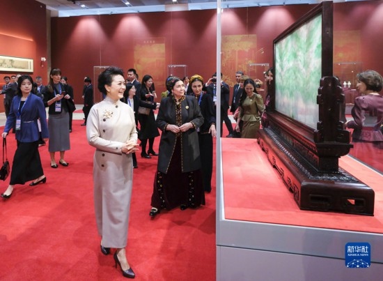  10月18日上午，國(guó)家主席習(xí)近平夫人彭麗媛邀請(qǐng)出席第三屆“一帶一路”國(guó)際合作高峰論壇的外方領(lǐng)導(dǎo)人夫人參觀中國(guó)工藝美術(shù)館（中國(guó)非物質(zhì)文化遺產(chǎn)館）。這是彭麗媛同外方領(lǐng)導(dǎo)人夫人參觀展品。新華社記者 丁林 攝