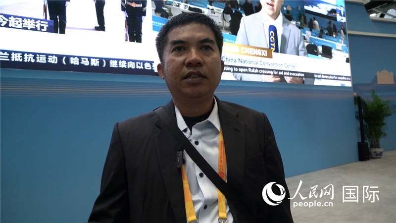 印尼《辛加朗綜合日報》記者班邦·蘇利斯提奧（Bambang Sulistio）與記者交談。人民網(wǎng) 楊春燕攝