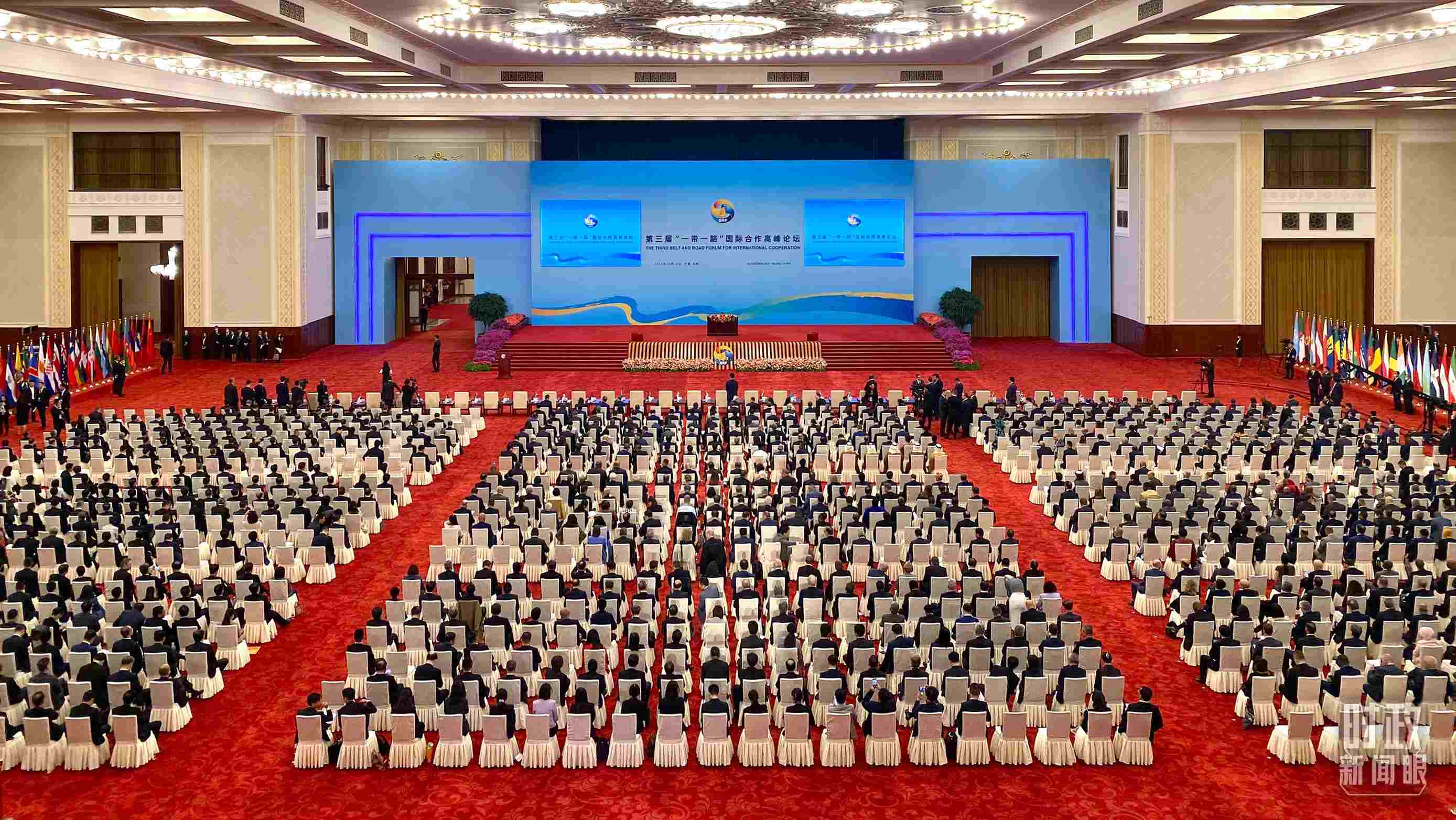 △人民大會(huì)堂宴會(huì)廳。這是開幕式之前的現(xiàn)場(chǎng)。（總臺(tái)央視記者李增仁拍攝）