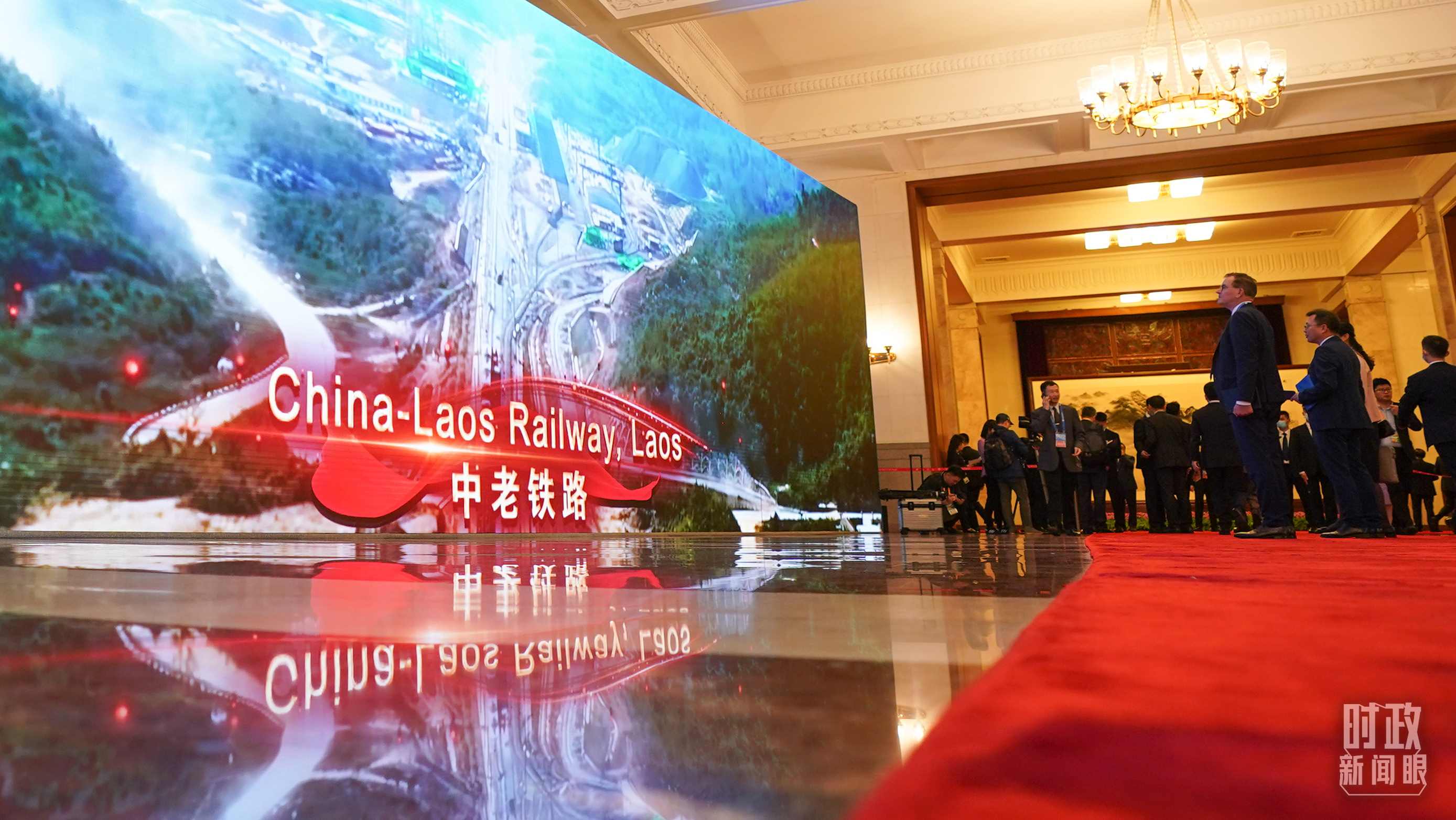 △人民大會(huì)堂，參會(huì)人員駐足了解“一帶一路”標(biāo)志性項(xiàng)目。（總臺(tái)國(guó)廣記者李晉拍攝）