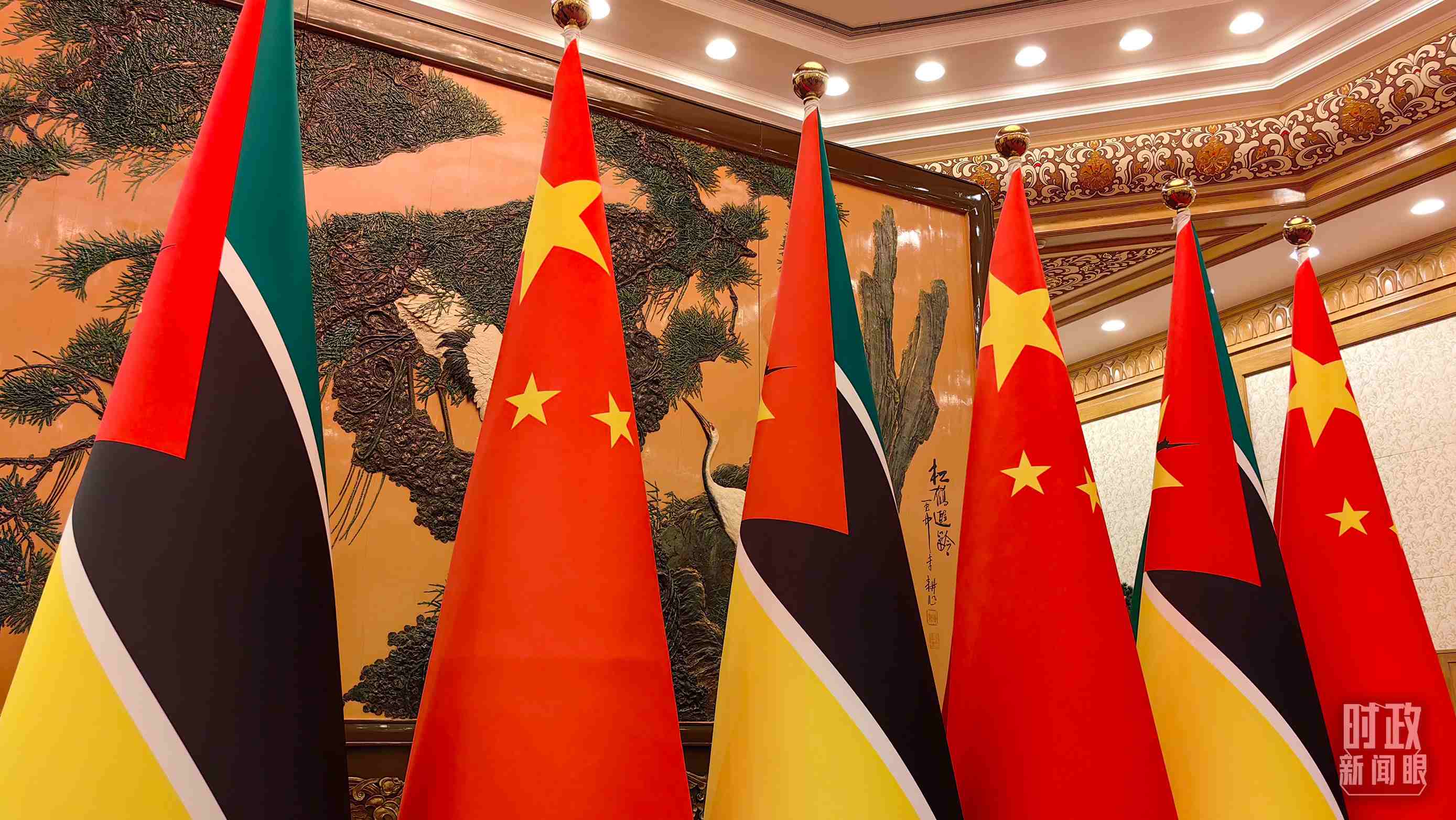 △會(huì)見現(xiàn)場(chǎng)，中國(guó)、莫桑比克兩國(guó)國(guó)旗。（總臺(tái)央廣記者潘毅拍攝）