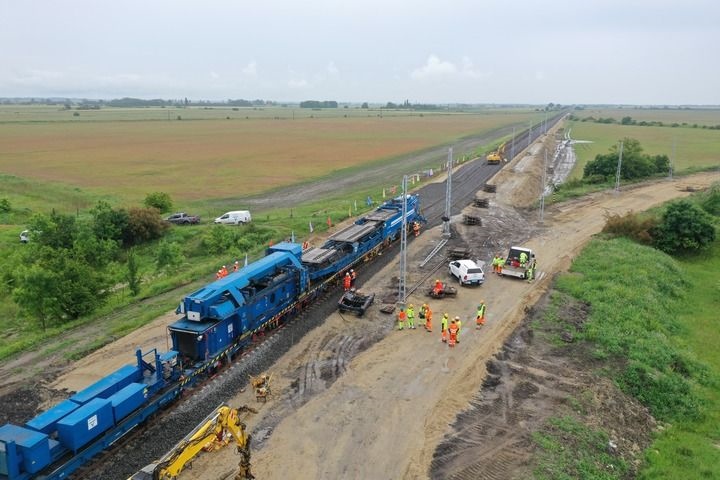 這是匈塞鐵路匈牙利段孔圣米克洛什-陶什站施工現(xiàn)場（5月30日攝，無人機照片）。新華社發(fā)（中國中鐵匈塞鐵路項目經(jīng)理部供圖）