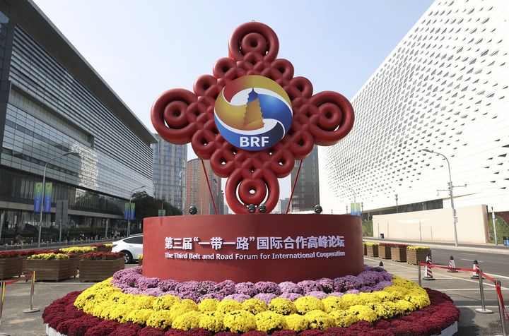 這是在北京國家會議中心附近拍攝的“一帶一路”國際合作高峰論壇景觀布置（10月17日攝）。新華社記者 陳斌 攝