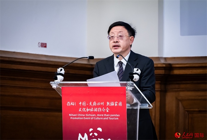 四川省文化和旅游廳廳長(zhǎng)戴允康作文化旅游推介。人民網(wǎng) 郭錦標(biāo)攝
