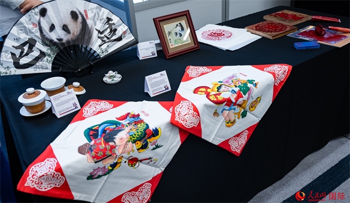 活動(dòng)現(xiàn)場(chǎng)的現(xiàn)場(chǎng)文創(chuàng)展、互動(dòng)體驗(yàn)區(qū)、非遺區(qū)展示。人民網(wǎng) 郭錦標(biāo)攝