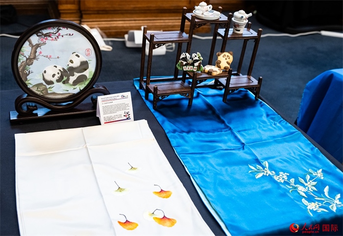 活動(dòng)現(xiàn)場(chǎng)的現(xiàn)場(chǎng)文創(chuàng)展、互動(dòng)體驗(yàn)區(qū)、非遺區(qū)展示。人民網(wǎng) 郭錦標(biāo)攝