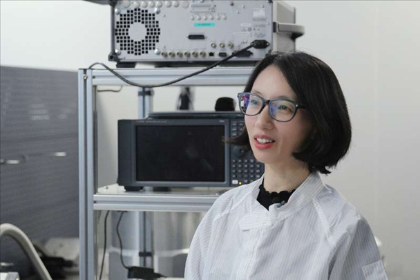 李婧在中國科學(xué)院紫金山天文臺毫米波和亞毫米波技術(shù)實驗室。（受訪者供圖）