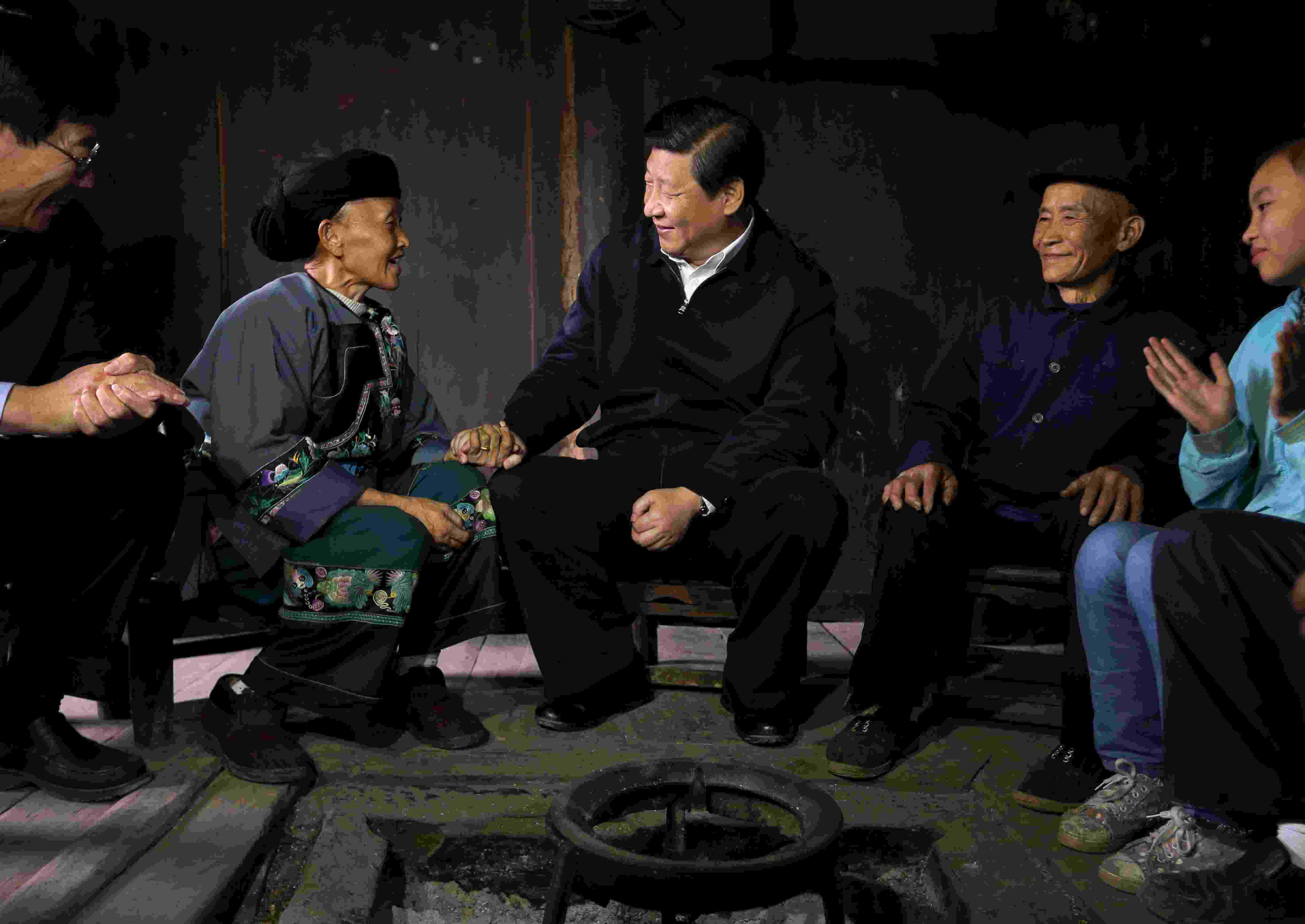 2013年11月3日，習(xí)近平在湖南花垣縣十八洞村，與石拔三老人握手交談。