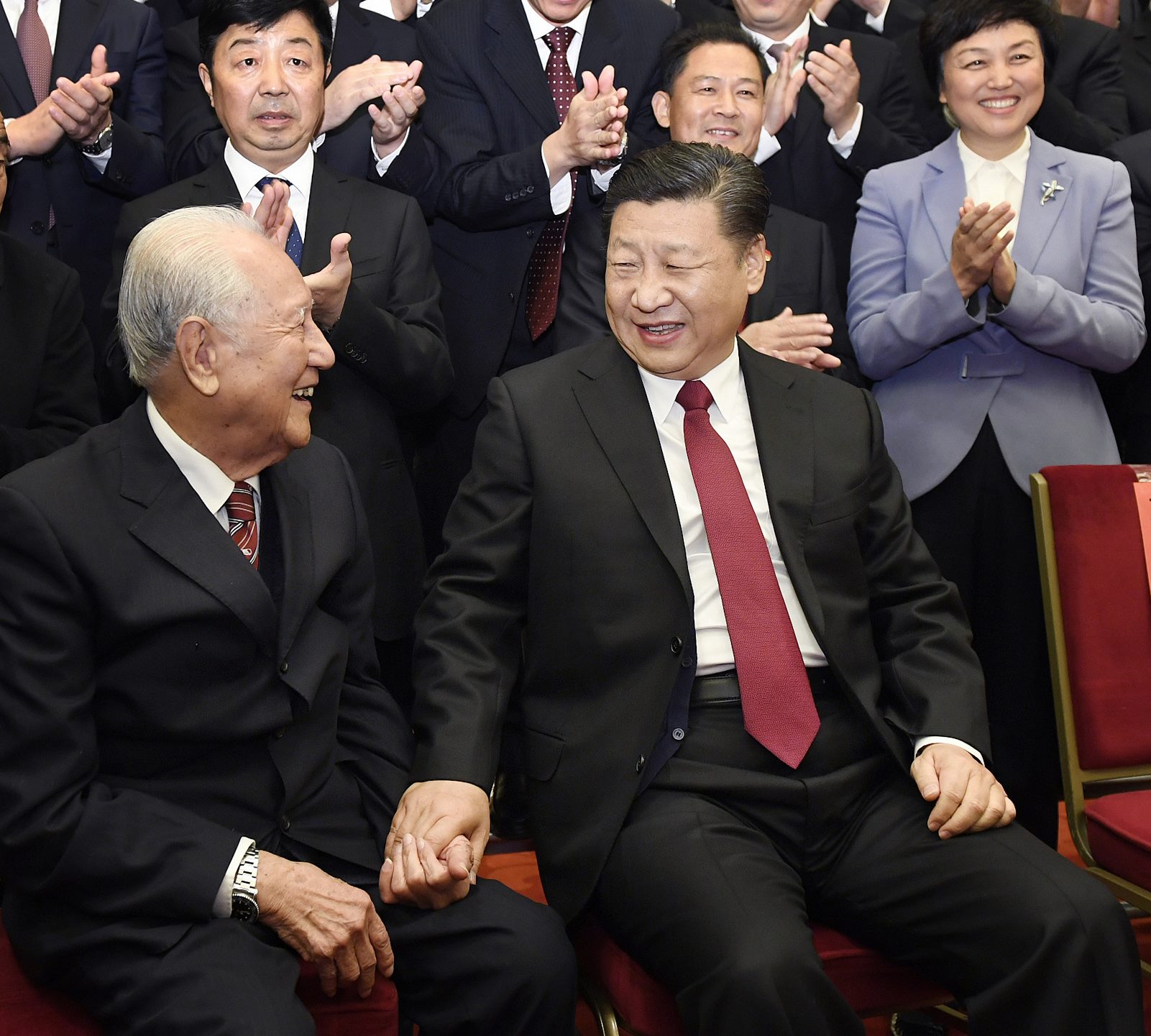 2017年11月17日，全國精神文明建設(shè)表彰大會(huì)在北京人民大會(huì)堂舉行。圖為習(xí)近平邀請(qǐng)黃旭華代表坐在自己身邊合影。