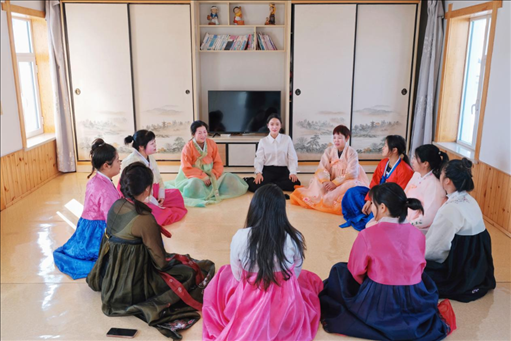 2023年6月，楊麗娜（后中）對擔(dān)任民宿管家的光東村村民們進(jìn)行標(biāo)準(zhǔn)化培訓(xùn)。（新華社記者金津秀攝）