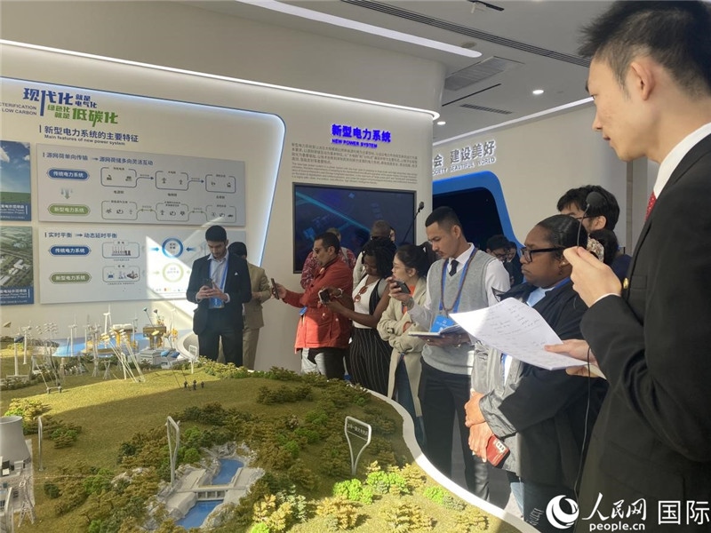 2023“一帶一路”媒體合作論壇聯(lián)合采訪團(tuán)參訪中國(guó)能建。人民網(wǎng)記者 于洋攝
