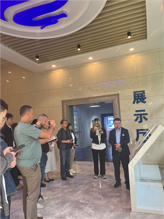 （在文瀾智谷中試產(chǎn)業(yè)基地，中外記者深入了解科技轉(zhuǎn)化情況 趙橙涔攝）
