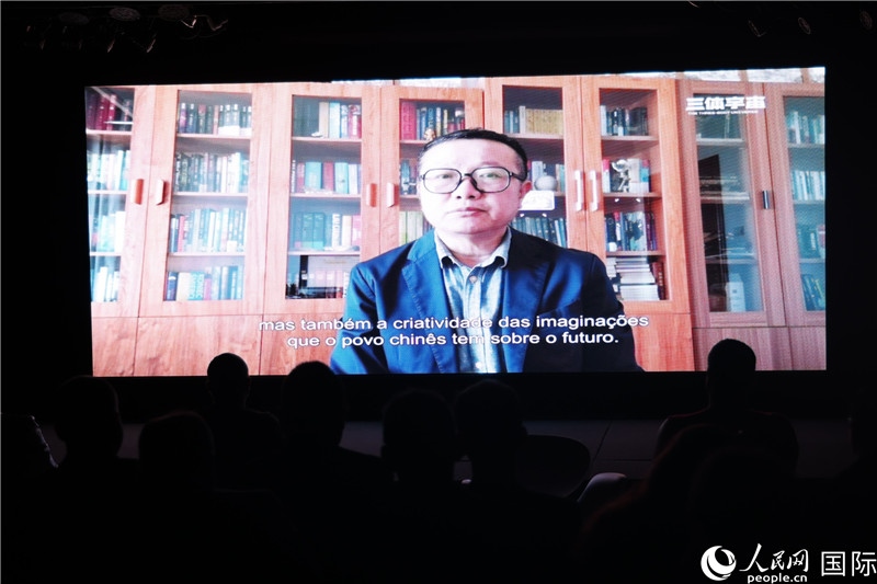 長(zhǎng)篇小說《三體》作者劉慈欣通過視頻致辭。 人民網(wǎng)記者 時(shí)元皓攝