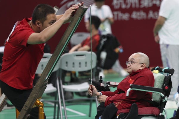 10月23日，杭州第4屆亞殘運(yùn)會硬地滾球男子個人BC3級循環(huán)賽舉行。圖為中國隊選手易永寧（右）在比賽中。圖片來源：杭州亞殘組委會