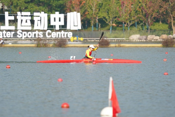 10月23日，杭州第4屆亞殘運(yùn)會皮劃艇女子KL1級比賽，中國隊選手謝毛三在比賽中。人民網(wǎng)記者 李乃妍攝