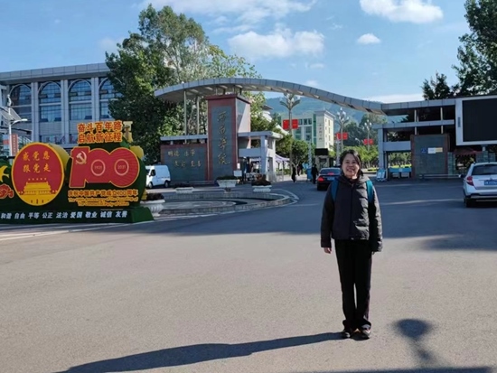 北京交通大學退休教師李唐軍在西昌學院。校方供圖