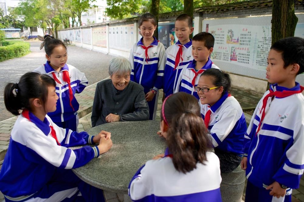 △2013年5月21日，龔全珍老人和江西萍鄉(xiāng)市蓮花縣的孩子們在一起。