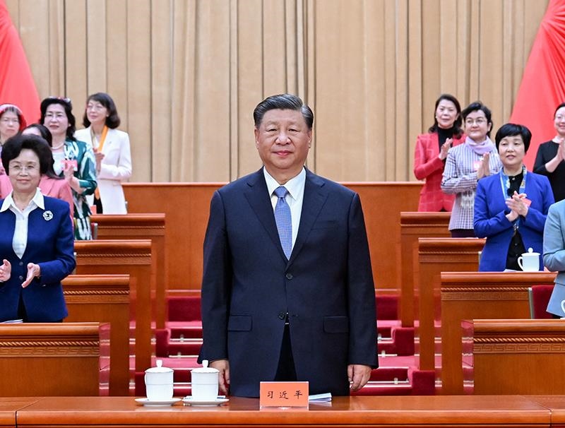 △2023年10月23日，中國婦女第十三次全國代表大會在北京人民大會堂開幕。這是習(xí)近平總書記在主席臺向與會代表致意。