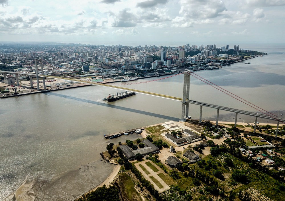這是2019年4月8日在莫桑比克首都馬普托拍攝的馬普托大橋（無人機(jī)照片）。新華社記者 張宇 攝