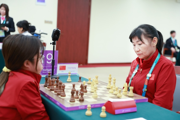 10月24日，杭州第4屆亞殘運會國際象棋常規(guī)賽女子個人賽PI級第四輪舉行。圖為中國隊選手陳發(fā)英（右）、中國隊選手張筱笛在比賽中。圖片來源：杭州亞殘組委