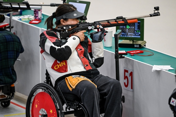 10月23日，杭州第4屆亞殘運會射擊(R2)SH1級女子10米氣步槍立射資格賽舉行。圖為中國隊選手張翠平在比賽中。圖片來源：杭州亞殘組委