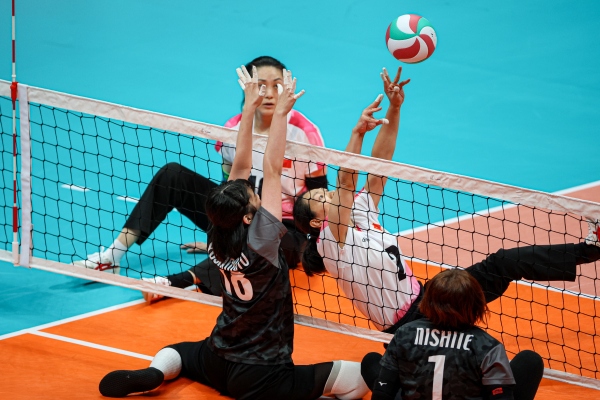 10月24日，杭州第4屆亞殘運會坐式排球女子單循環(huán)賽舉行。圖為選手們在比賽中。圖片來源：杭州亞殘組委