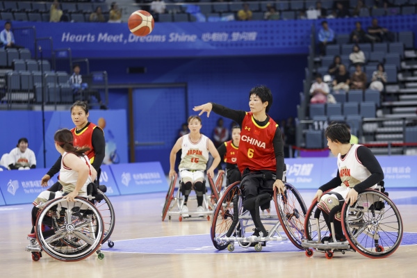 10月24日，杭州第4屆亞殘運會輪椅籃球女子預賽舉行。圖為選手們在比賽中。圖片來源：杭州亞殘組委