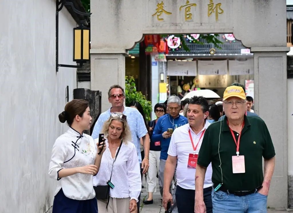 △2023年6月27日，“鼓嶺之友”部分成員和中美各界人士在福建福州南后街三坊七巷參觀訪問。