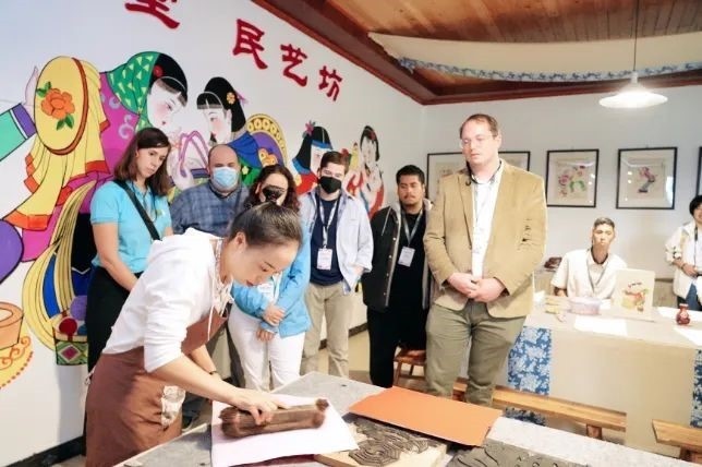 △美國席勒協(xié)會青年代表團在四川感受中國傳統(tǒng)文化。