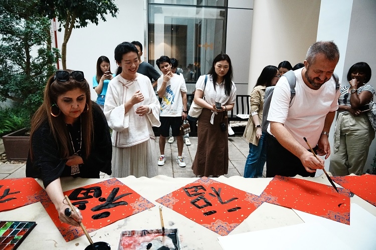 首屆國際傳播“絲路獎”獲獎代表等在廣州市荔灣區(qū)永慶坊參加文化交流活動。楊爍壁、王燕攝影報道