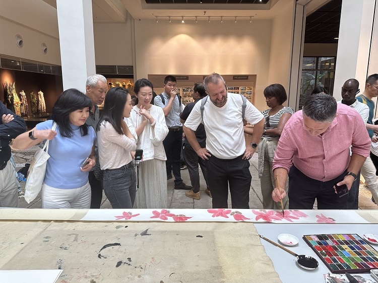首屆國際傳播“絲路獎”獲獎代表等在廣州市荔灣區(qū)永慶坊參加文化交流活動。楊爍壁、王燕攝影報道