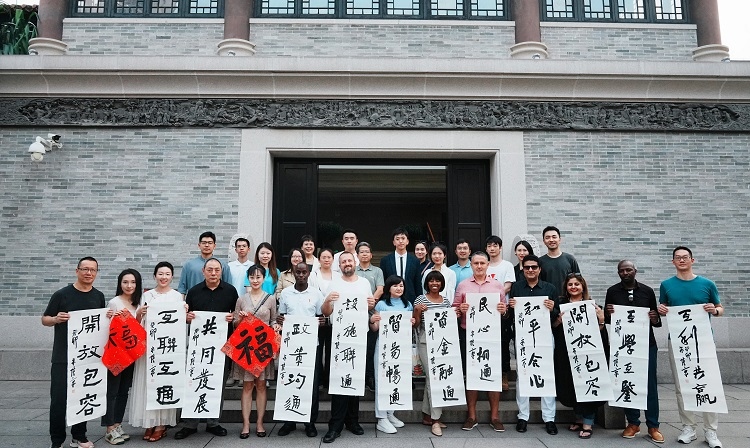 首屆國際傳播“絲路獎”獲獎代表等在廣州市荔灣區(qū)永慶坊參加文化交流活動。楊爍壁、王燕攝影報道