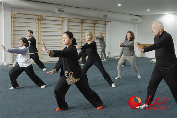 阿根廷武術(shù)俱樂部協(xié)會(huì)副會(huì)長(zhǎng)陳敏正在教學(xué)。人民網(wǎng)記者 張若涵攝