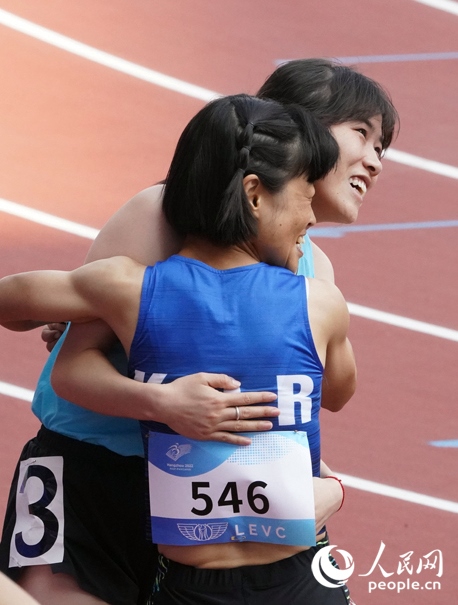 10月23日，杭州亞殘運會田徑女子200米T36級比賽結束后，中國體育代表團選手史逸婷(后)與韓國選手全珉彩相擁慶祝。人民網(wǎng)記者 胡雪蓉攝