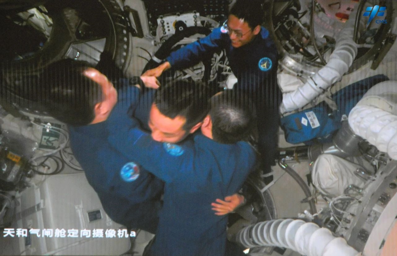 神舟十七號航天員乘組順利進入空間站。中國載人航天工程辦公室供圖